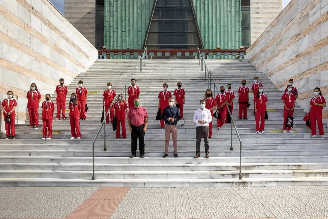 El vicepresidente de Cantabria y consejero de Universidades, Igualdad, Cultura y Deporte, Pablo Zuloaga, recibe a las selecciones c&aacute;ntabras femenina y masculoina de minibasket
