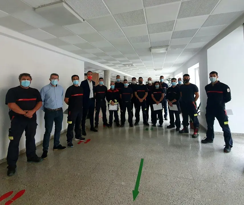 Entrega de diplomas a los bomberos eventuales.