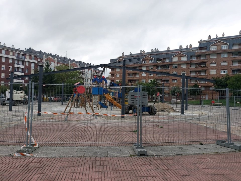 Inicio del montaje de la cubierta del parque infantil de la Plaza de la Hermandad de las Marismas de Cotolino en Castro Urdiales