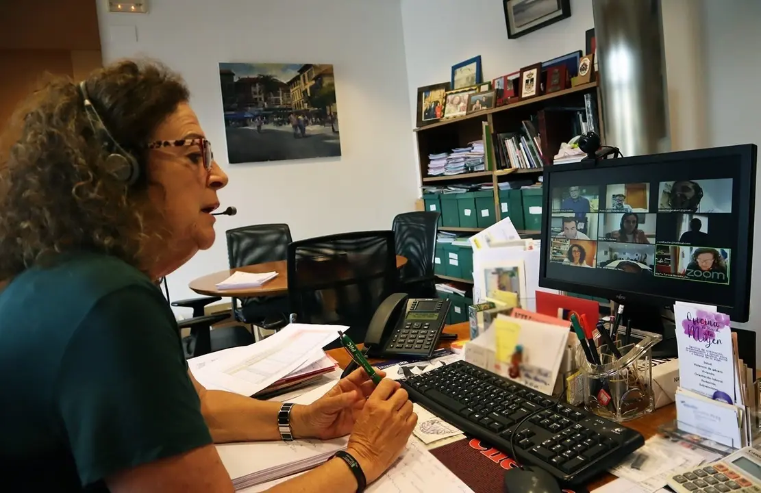 La alcaldesa Mar&iacute;a Teresa Noceda durante la celebraci&oacute;n del Pleno del Ayuntamiento de Comillas.