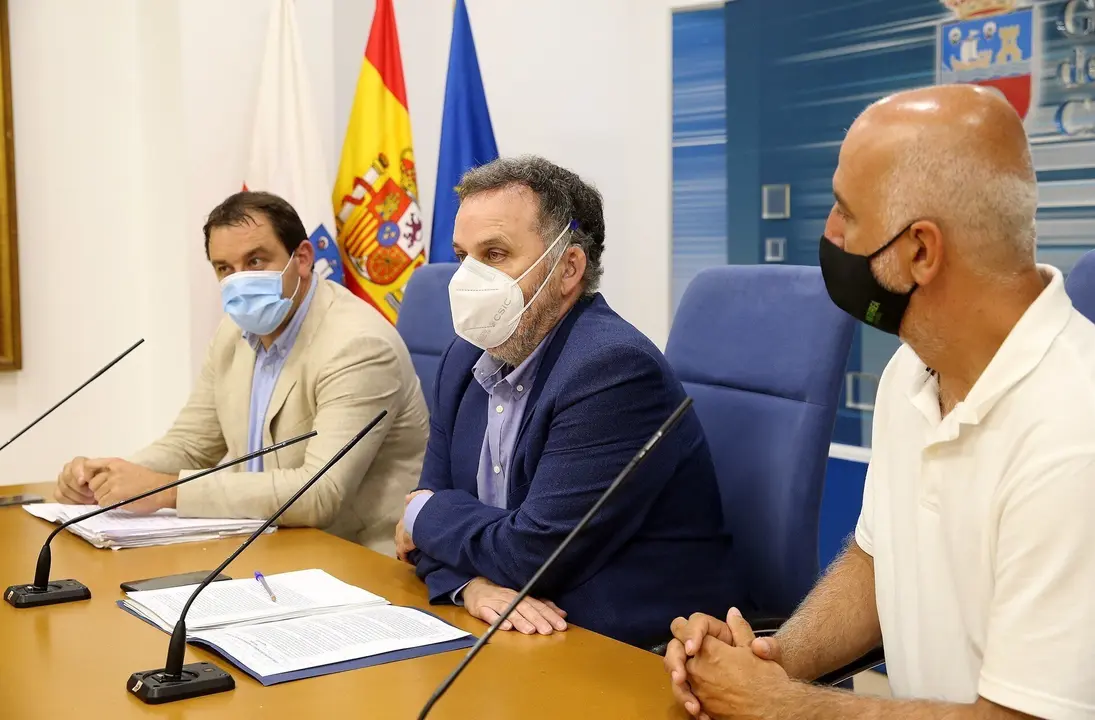 El director general de Biodiversidad, Medio Ambiente y Cambio Clim&aacute;tico, Antonio Lucio, el director del CIMA, Agust&iacute;n Ib&aacute;&ntilde;ez, y el gerente de la Red C&aacute;ntabra de Desarrollo Rural, Fernando Isasi,