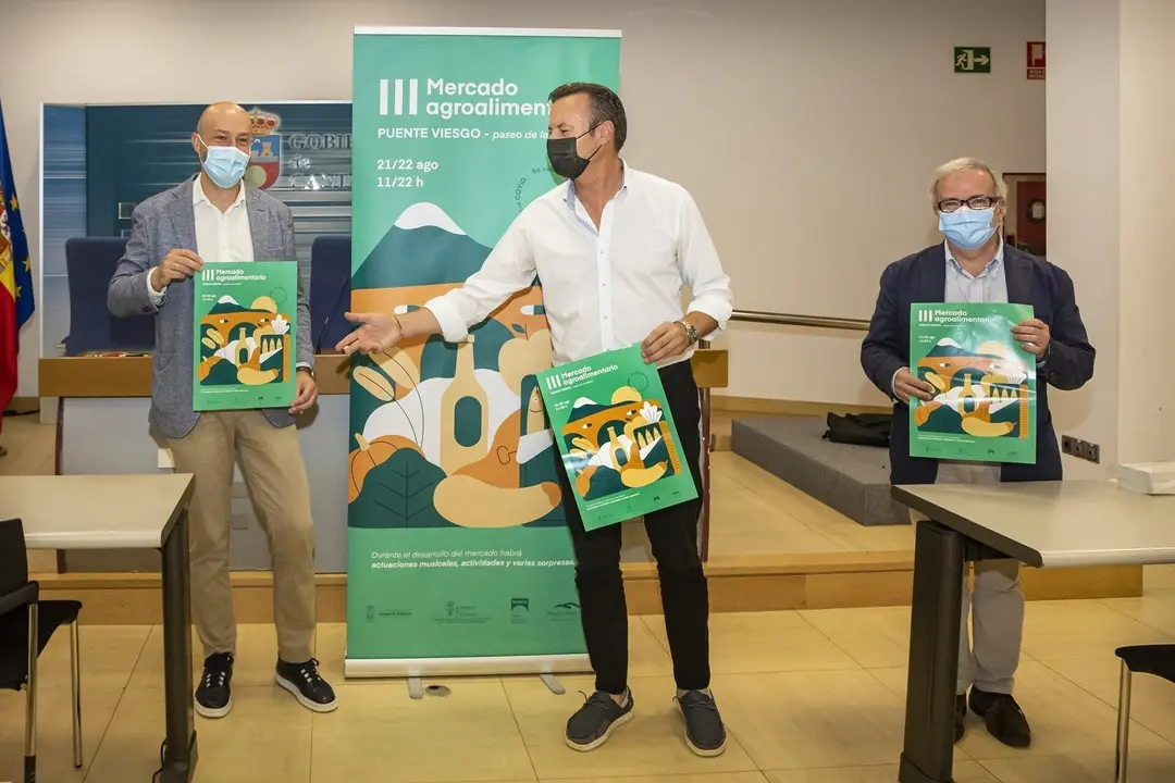 El Consejero De Desarrollo Rural, Guillermo Blanco, Presenta La III Edici&oacute;n Del Mercado Agroalimentario De Puente Viesgo Junto Al Alcalde Del Municipio, &Oacute;scar Villegas, Y El Director De La Odeca, Fernando Mier