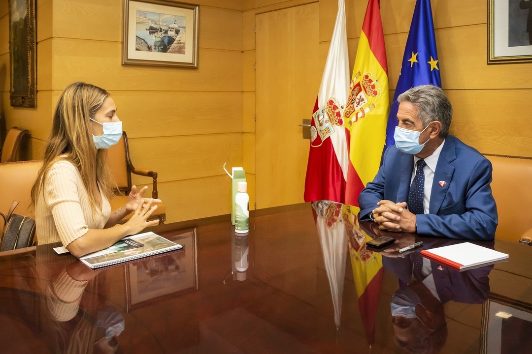 El presidente de Cantabria, Miguel Ángel Revilla, recibe a la nutricionista y farmacéutica Salena Sainz, creadora del aceite corporal Annüe