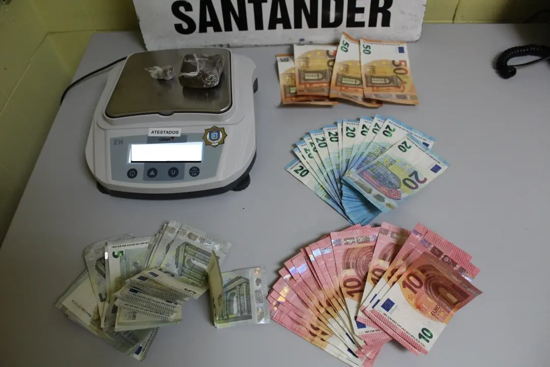 Dinero y drogas incautadas en la operaci&oacute;n