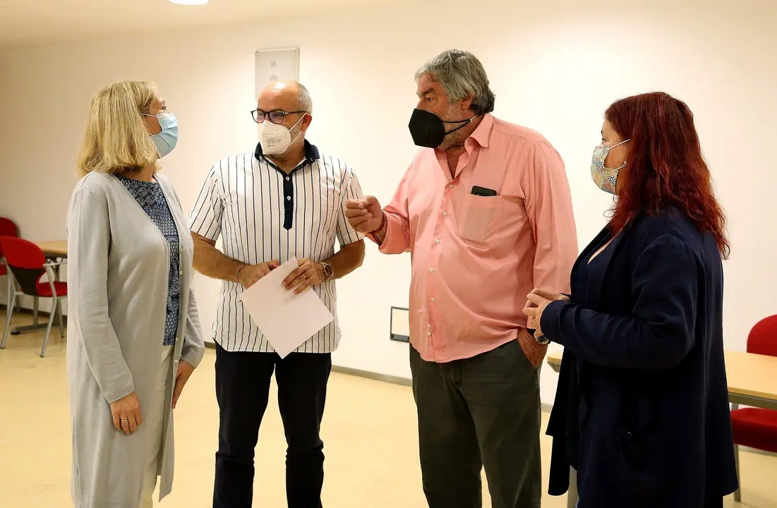 El consejero de Sanidad, Miguel Rodr&iacute;guez, se re&uacute;ne con el alcalde de Valderredible, Fernando Fern&aacute;ndez.