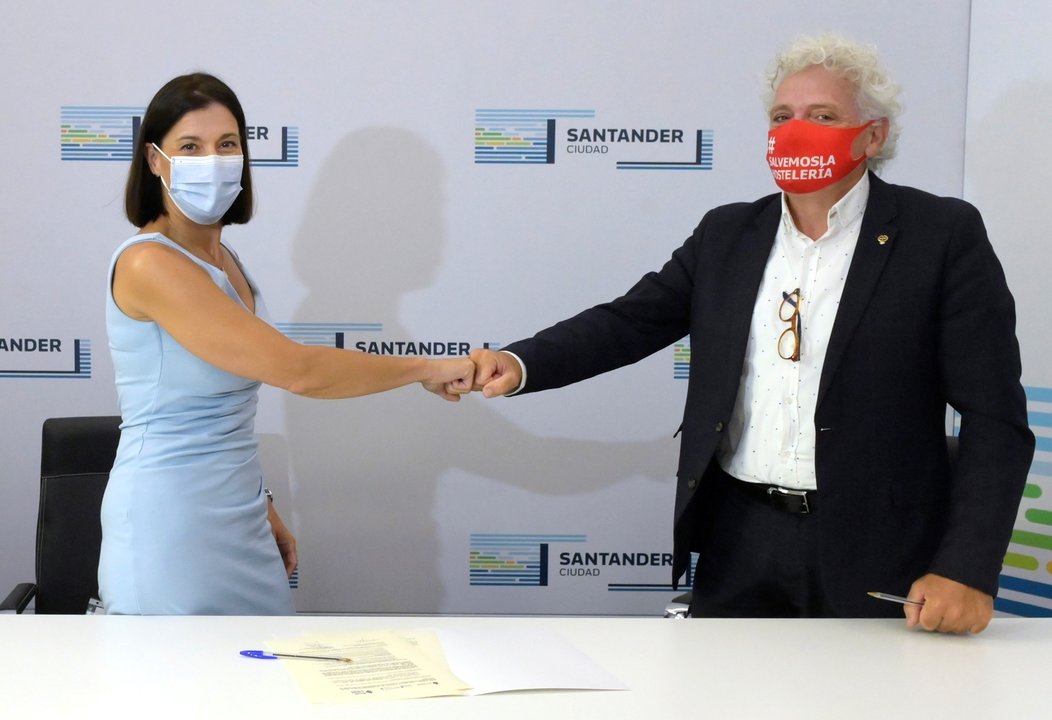 La alcaldesa de Santander, Gema Igual, y el presidente de la Asociación Empresarial de Hostelería de Cantabria (AEHC), Ángel Cuevas, en la firma de un nuevo convenio