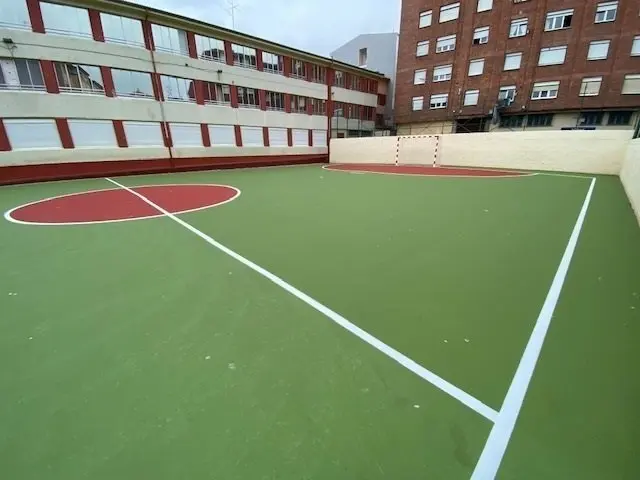 Finalizadas las obras de asfaltado y pintado de las pistas deportivas del CEIP Miguel Hern&aacute;ndez en Castro Urdiales