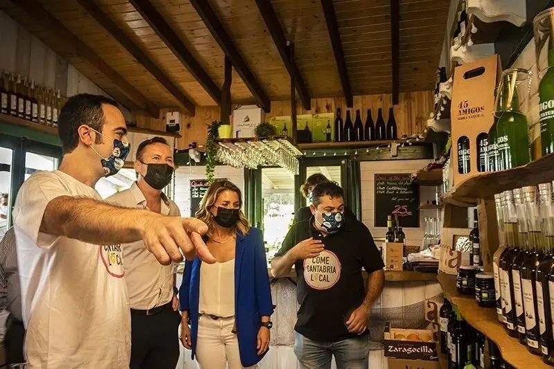 13:00 horas. Vi&ntilde;edo Bodegas Vidular, Noja
El consejero de Desarrollo Rural, Ganader&iacute;a, Pesca, Alimentaci&oacute;n y Medio
Ambiente, Guillermo Blanco, junto con el alcalde de Noja, Miguel &Aacute;ngel Ruiz,
inaugura la primera tienda &lsquo;The Farmers Market&rsquo;, proyecto impulsado por la Red de
Granja en Granja.
19 de agosto de 2021
Fotograf&iacute;a: Silvia Bouzo
