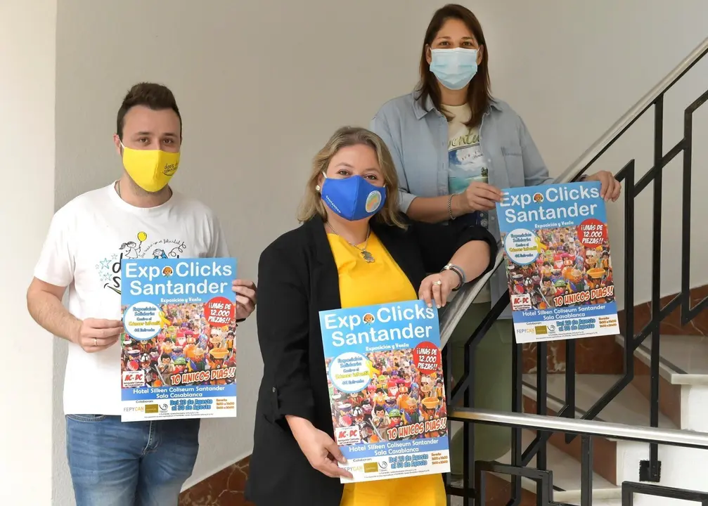 La concejala de Dinamizaci&oacute;n Social, Lorena Guti&eacute;rrez; y Jes&uacute;s Jim&eacute;nez, y Cristina Secada, de la asociaci&oacute;n 'Dosis de Sonrisas', posan con el cartel de la exposici&oacute;n de Playmobil