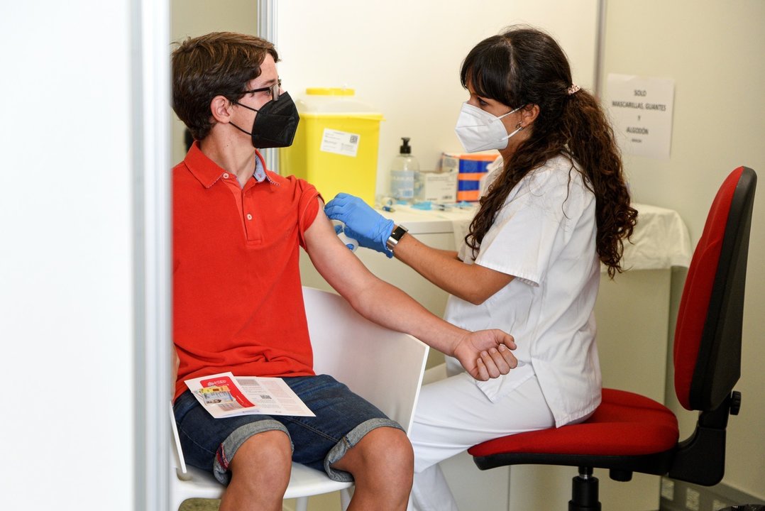 Una sanitaria vacuna a un adolescente con la primera dosis de la vacuna Moderna en la Ciudad de las Artes, a 16 de agosto de 2021, en Valencia, Comunidad Valenciana, (España).