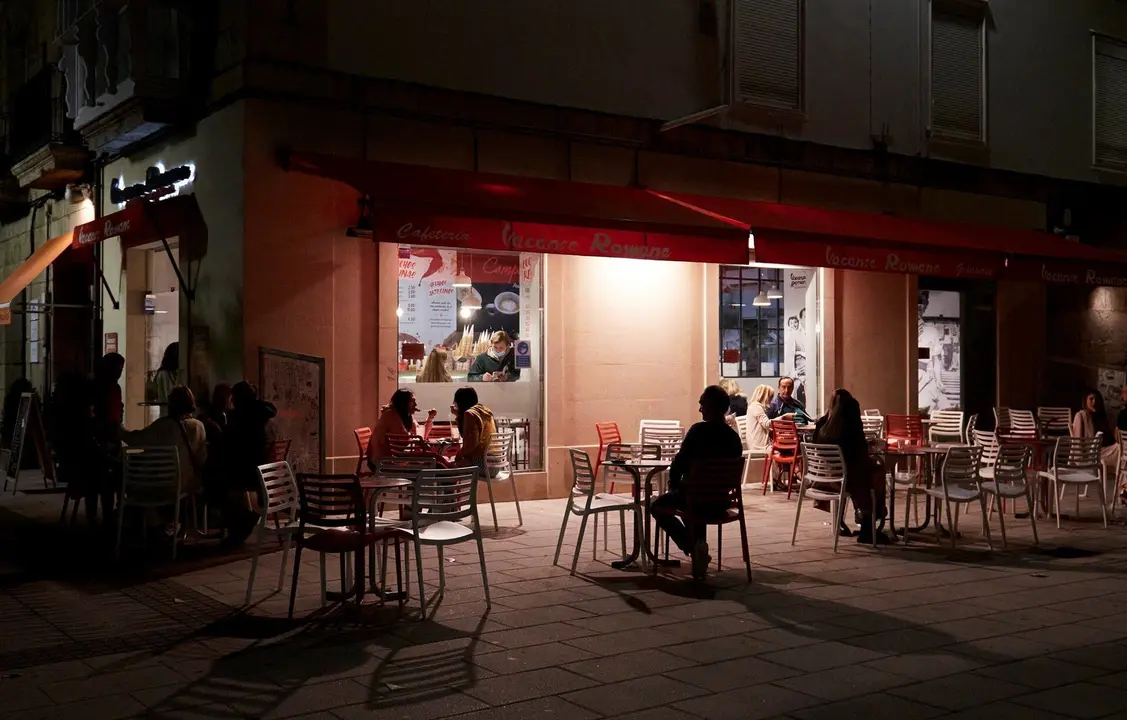 Archivo - Varias personas en una terraza de Santander, antes de su cierre a medianoche, a 3 de julio de 2021, en Santander, Cantabria (Espa&ntilde;a).