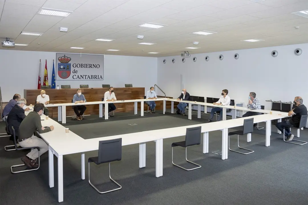 Representantes de la consejer&iacute;a de Desarrollo Rural Reuni&oacute;n con Repsol y alcaldes.