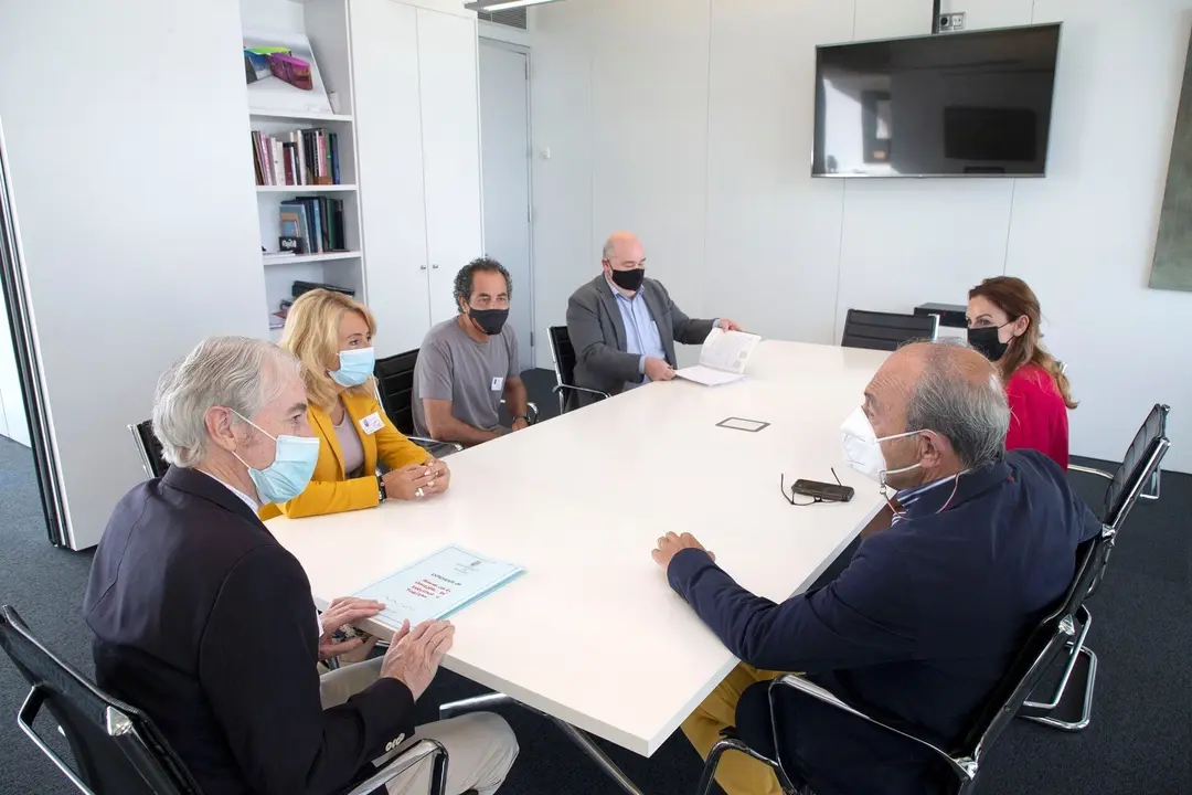 El Consejero De Industria, Turismo, Innovaci&oacute;n, Transporte Y Comercio, Javier L&oacute;pez Marcano (Dcha), Se Re&uacute;ne Con El Alcalde De Arnuero, Jos&eacute; Manuel Igual (Izda).