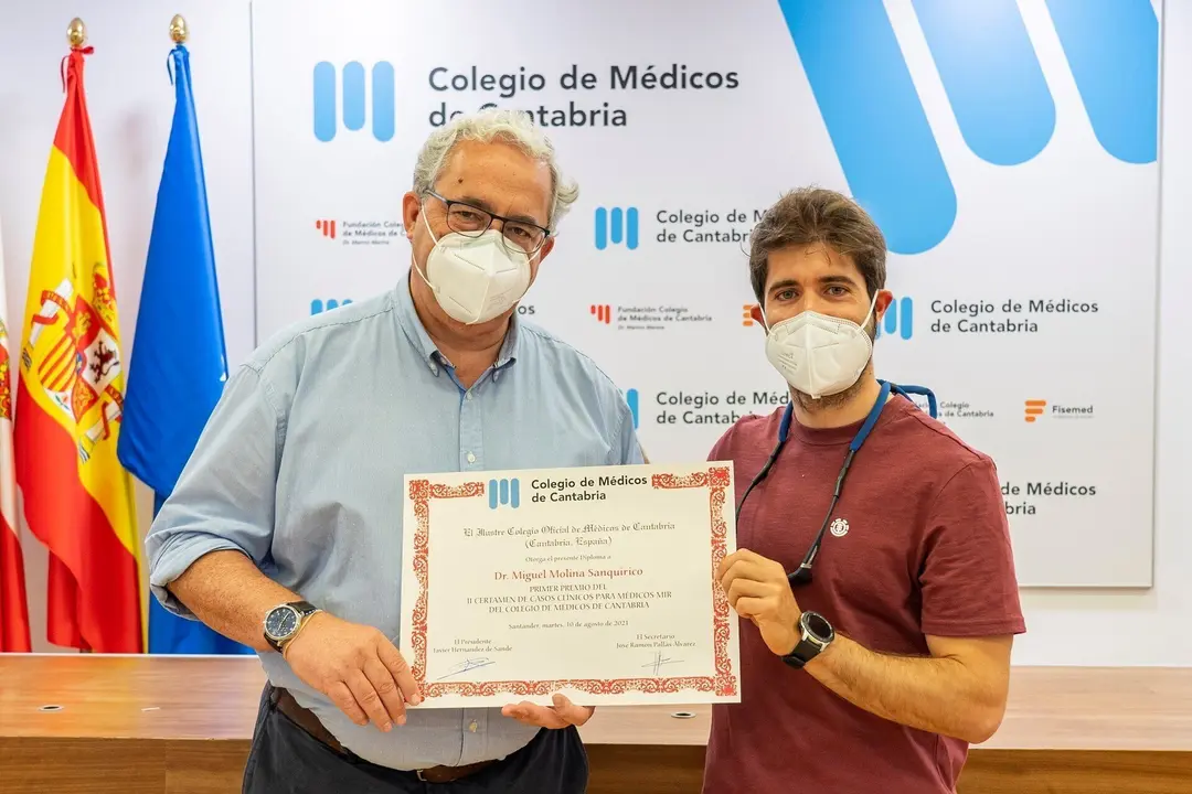 El presidente del Colegio de M&eacute;dicos de Cantabria, Javier Hern&aacute;ndez deSande, entrega el pirmer premio de Casos Cl&iacute;nicos a Miguel Molina