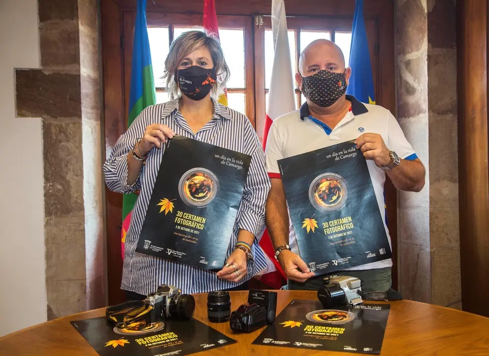 La alcaldesa de Camargo, Esther Bolado, y el concejal de Cultura, Jos&eacute; Salm&oacute;n, en la presentaci&oacute;n del 30 Certamen Fotogr&aacute;fico