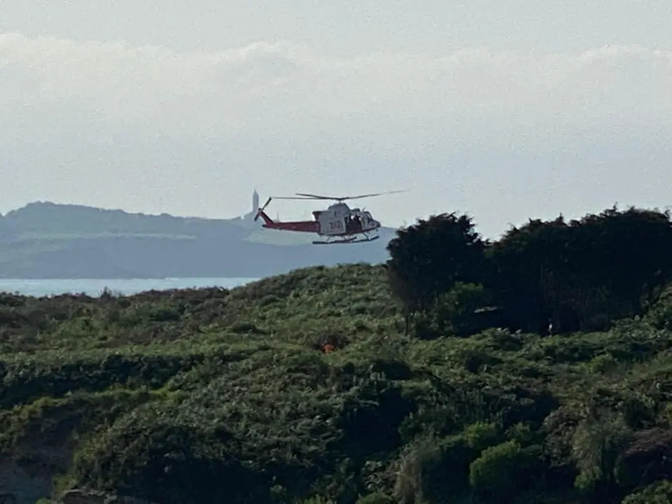 El helic&oacute;ptero del Gobierno de Cantabria en el rescate de dos heridos en Isla Marina