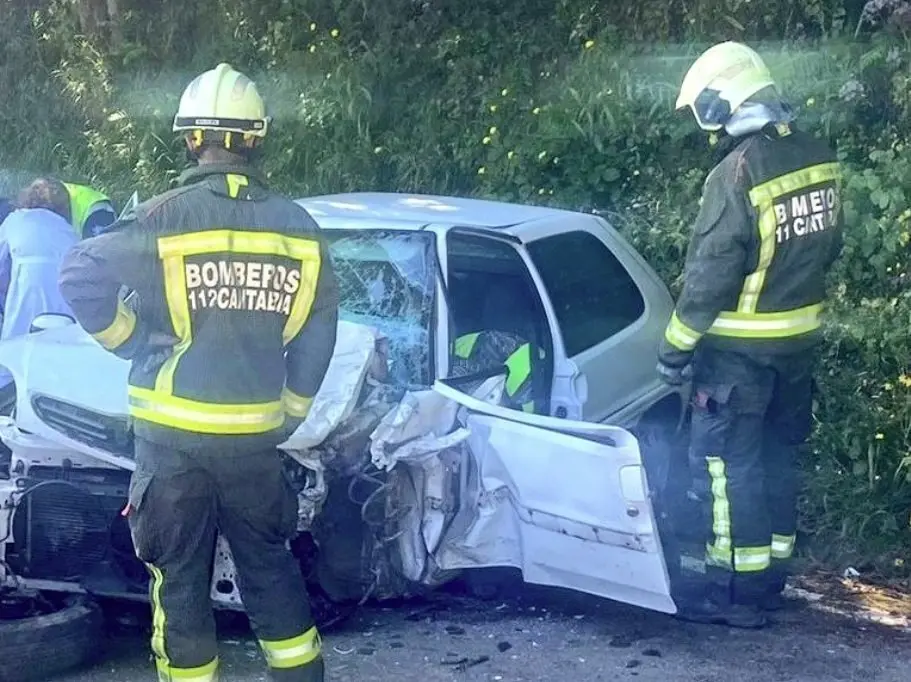 Bomberos del 112 atienden una colisi&oacute;n en Obeso (Rionansa)