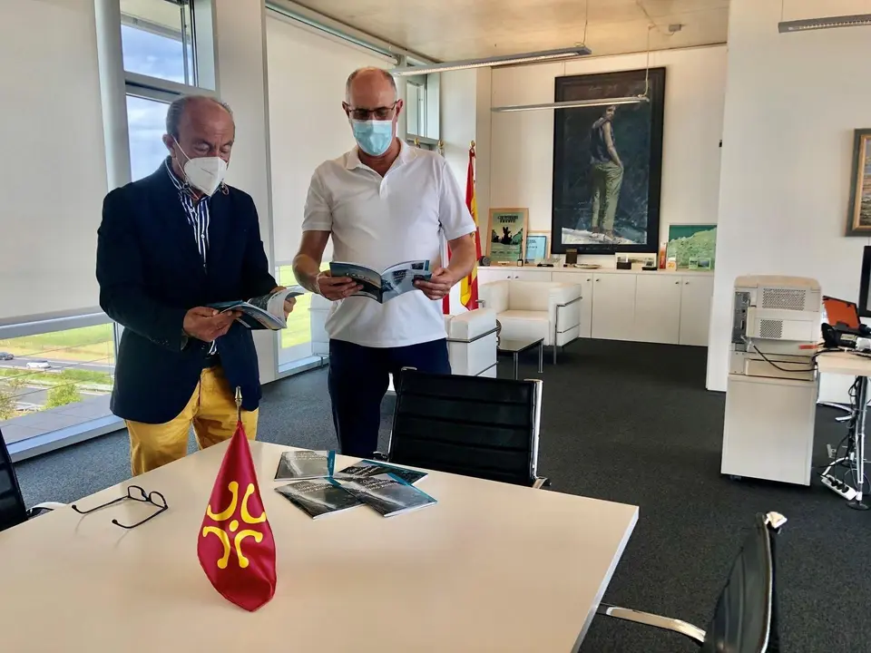 El consejero de Turismo, Javier L&oacute;pez Marcano, y el presidente del GAL As&oacute;n-Ag&uuml;era-Trasmiera , Leoncio Carrascal, con la gu&iacute;a