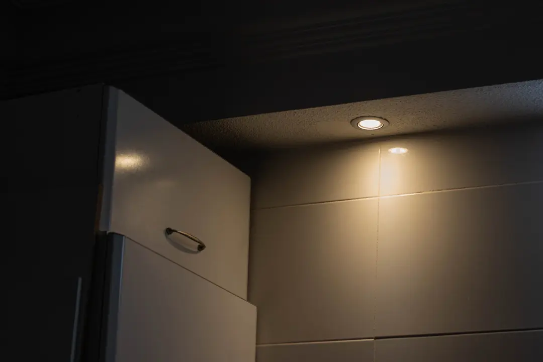 Una l&aacute;mpara se mantiene encendida en el interior de una casa.