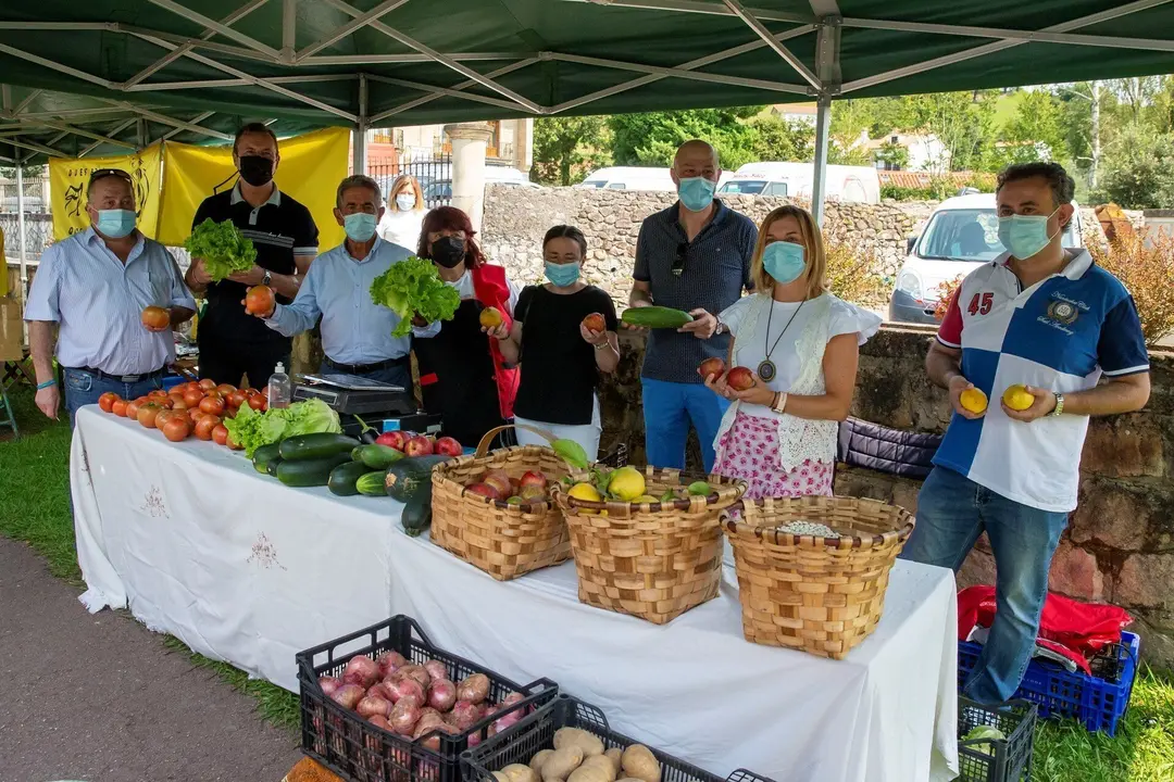 El Presidente De Cantabria, Miguel &Aacute;ngel Revilla, Y El Consejero De Desarrollo Rural, Ganader&iacute;a, Pesca, Alimentaci&oacute;n Y Medio Ambiente, Guillermo Blanco, Visitan El III Mercado Agrolimentario De Puente Viesgo.