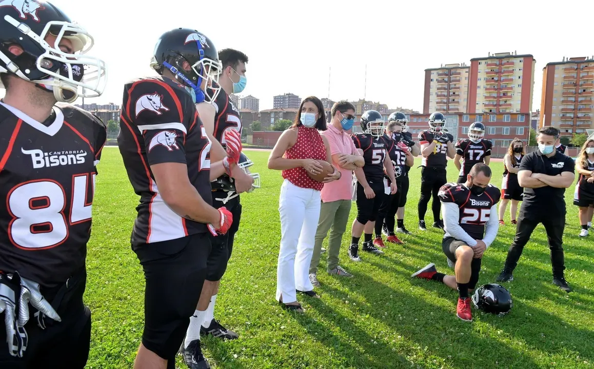La alcaldesa de Santander, Gema Igual, en la presentaci&oacute;n de los Cantabria Bisons de f&uacute;tbol americano de cara a la nueva temporada