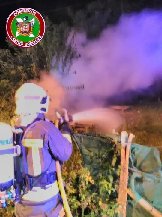 Extinci&oacute;n del incendio en la caseta de madera