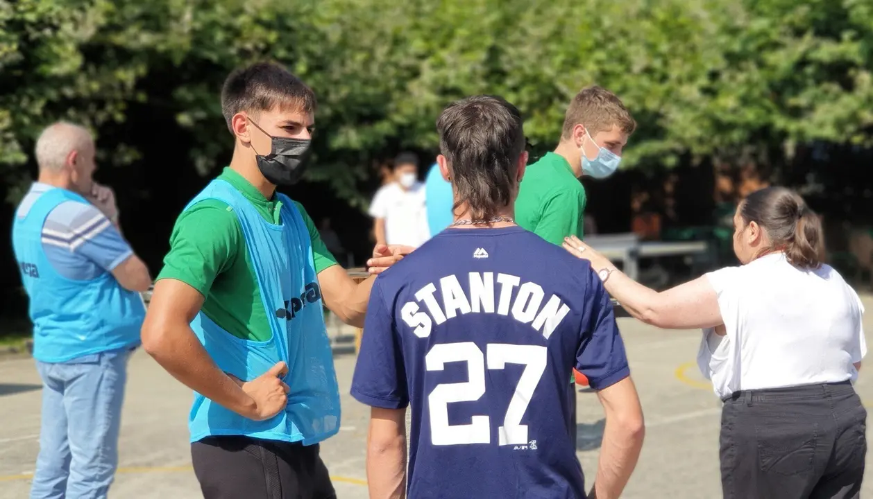 Partidillo entre algunos jugadores del Racing y usuarios del hospital Padre Menni