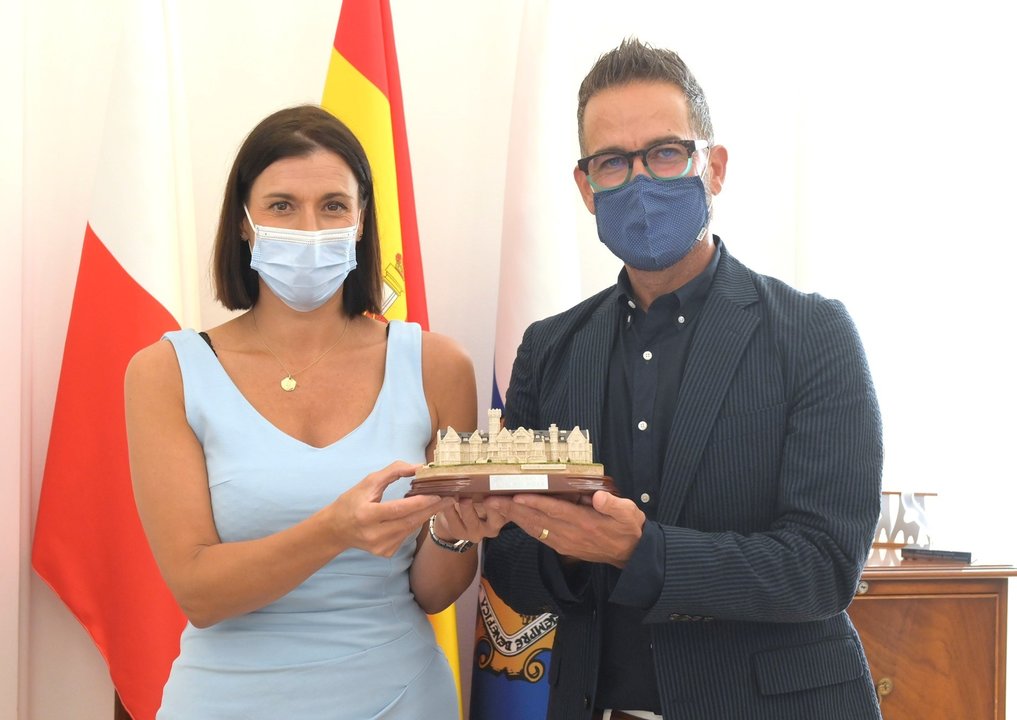 La alcaldesa de Santander, Gema Igual, con el maquillador Sergio López-Rivera, gaandor de un Óscar