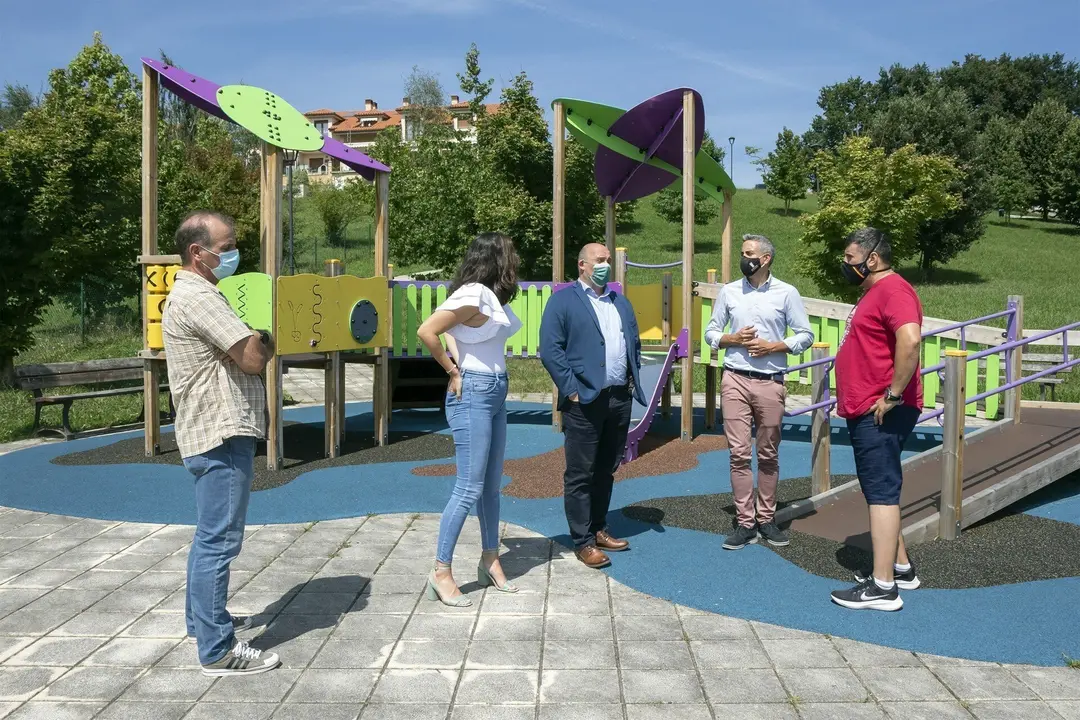 El vicepresidente y consejero de Universidades, Igualdad, Cultura y Deporte, Pablo Zuloaga, visita instalaciones deportivas y de ocio en Viveda y Mijares (Santillana del Mar).