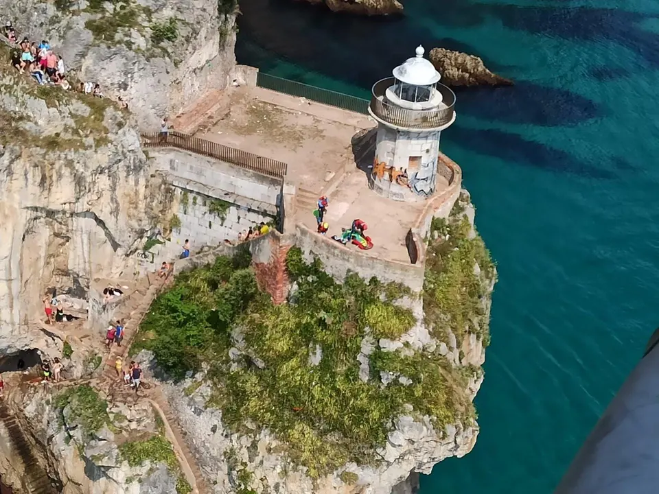 Evacuaci&oacute;n de una mujer indispuesta del Faro del Caballo, en Santo&ntilde;a
