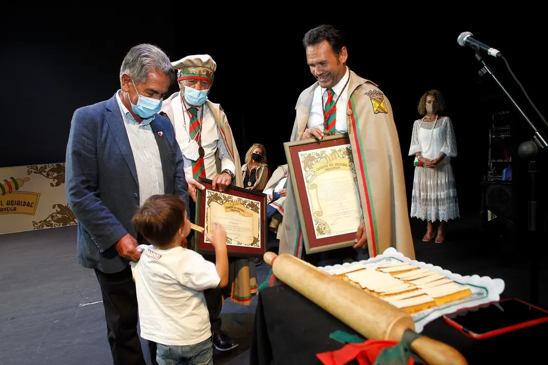 El Periodista I&ntilde;aki L&oacute;pez, Nombrado Socio De Honor De La Cofrad&iacute;a Del Hojaldre De Torrelavega, Acompado Del Presidente De Cantabria, Miguel &Aacute;ngel Revilla, Y El Consejero De Turismo, Javier L&oacute;pez Marcano