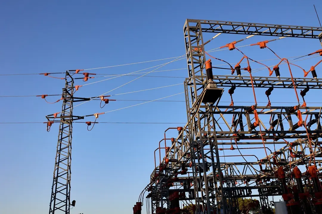 Una central el&eacute;ctrica, a 21 de agosto de 2021, en Madrid (Espa&ntilde;a). El precio medio diario de la electricidad en el mercado mayorista caer&aacute; este domingo un 8,74%, por lo que desciende por segunda jornada consecutiva, aunque se mantendr&aacute; por encima de los 1
