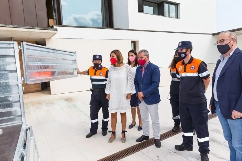 12:00 horas. Ayuntamiento de Bezana. La consejera de Presidencia, Interior, Justicia y Acci&oacute;n Exterior, Paula Fern&aacute;ndez, entrega nuevo material a la Agrupaci&oacute;n de Voluntarios de Protecci&oacute;n Civil. 23 de agosto de 2021 &copy; Ra&uacute;l Lucio