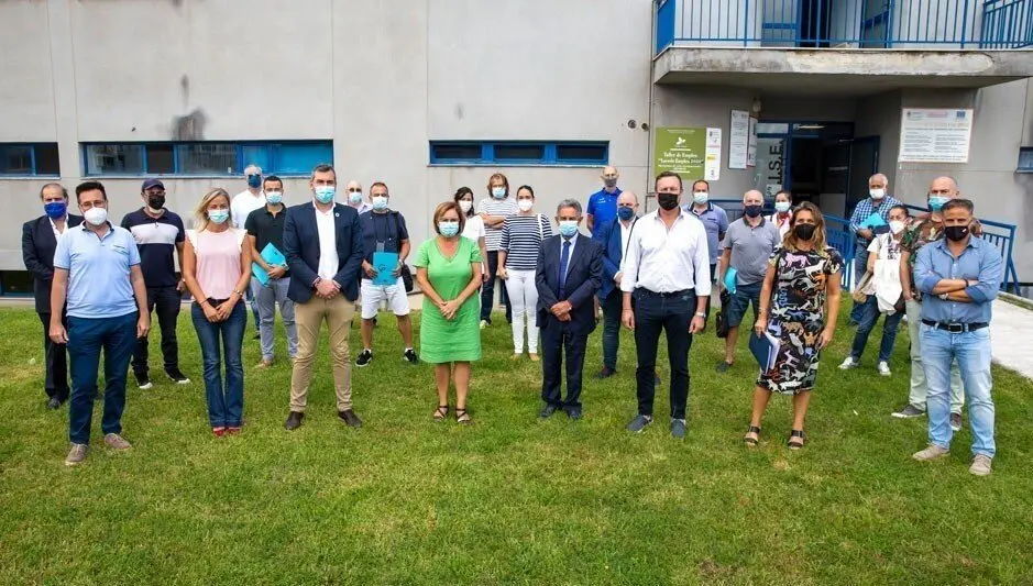 Foto de grupo de las autoridades con los promotores de los proyectos beneficiarios de las ayudas