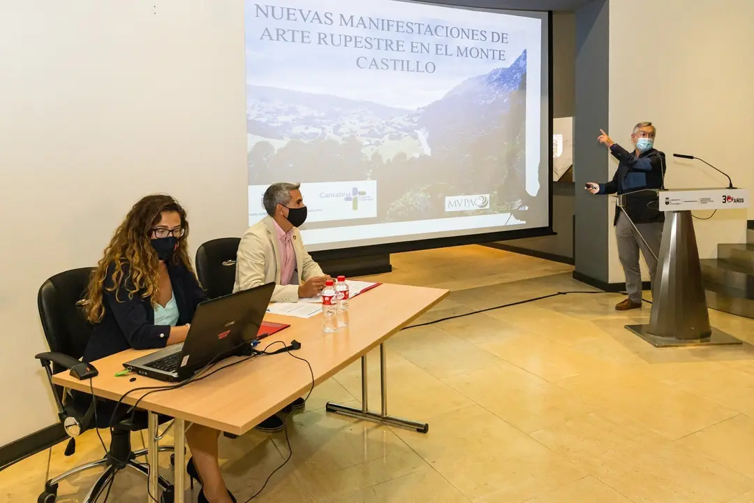 El vicepresidente y consejero de Universidades, Igualdad, Cultura y Deporte, Pablo Zuloaga, acompa&ntilde;ado por el director del MUPAC, Roberto Onta&ntilde;&oacute;n, para informar de los nuevos hallazgos arqueol&oacute;gicos en el Monte Castillo.