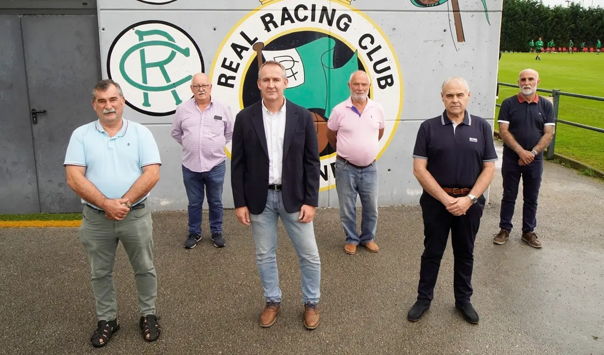 Presidentes de La Cultural de Guarnizo, el Club Deportivo Noja, el Centro Deportivo Bezana, el Atl&eacute;tico Espa&ntilde;a de Cueto y la Pe&ntilde;a Paco Lia&ntilde;o, tras rubricar un convenio con el Racing