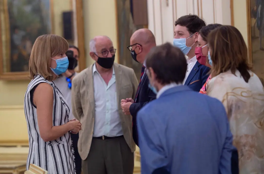 Archivo - La ministra de Educaci&oacute;n y FP, Pilar Alegr&iacute;a (d), con consejeros de Educaci&oacute;n de algunas comunidades aut&oacute;nomas, antes de comenzar la Conferencia Sectorial del Sistema Nacional de Cualificaciones y Formaci&oacute;n Profesional para el Empleo el pasado 2