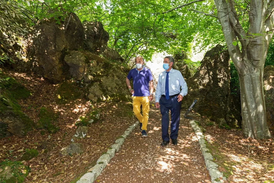 Parque de la Naturaleza de Cab&aacute;rceno. El presidente de Cantabria, Miguel &Aacute;ngel Revilla, acompa&ntilde;ado del consejero de Industria, Turismo, Innovaci&oacute;n, Transporte y Comercio, Javier L&oacute;pez Marcano, inaugura la recuperaci&oacute;n de los Jardines de Cab&aacute;rceno.