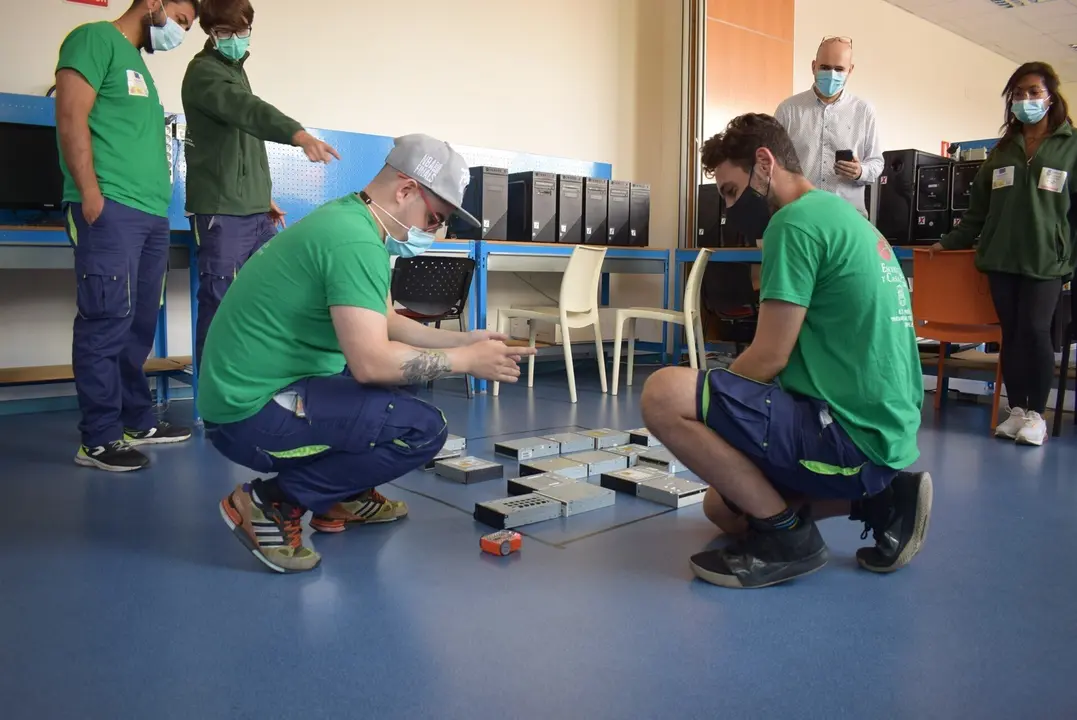 Alumnos de Inform&aacute;tica de la Escuela Taller de Pi&eacute;lagos