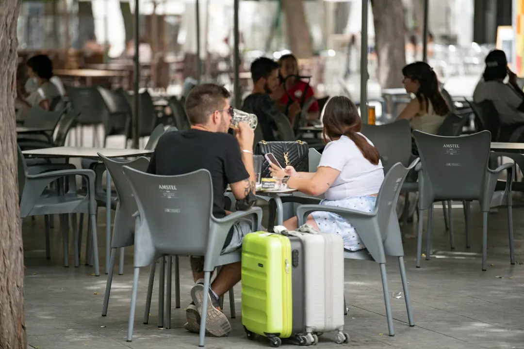 Un chico y una chica, en la terraza de un bar en la Plaza Cervantes, a 11 de agosto de 2021, en Ciudad Real, Castilla-La Mancha, (Espa&ntilde;a).