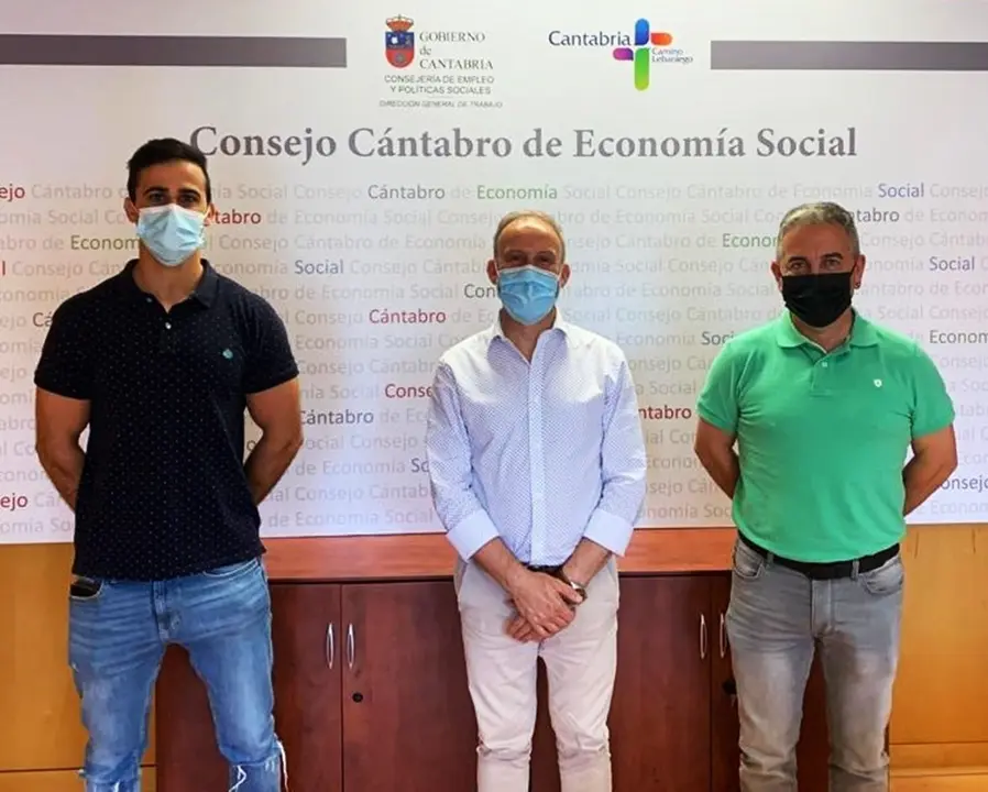 El director general de Trabajo, Gustavo Garc&iacute;a, se re&uacute;ne con el alcalde de Hazas de Cesto, Alejandro Llano, y con el concejal de Trabajo, Enrique Lastra