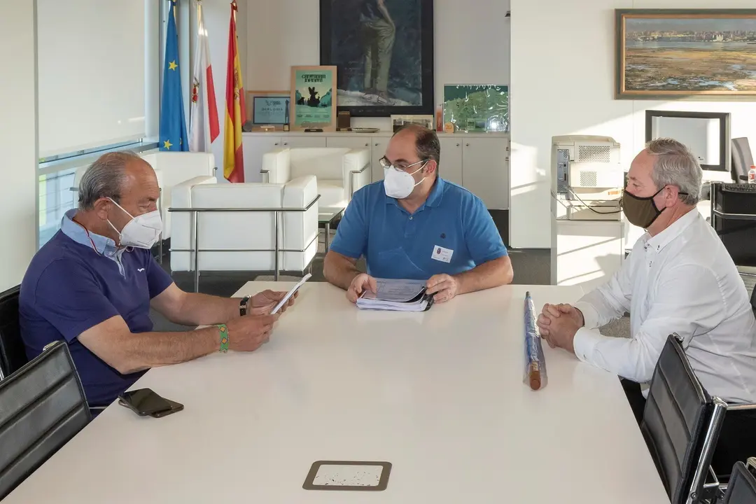 El consejero de Industria, Turismo, Innovaci&oacute;n, Transporte y Comercio, Javier L&oacute;pez Marcano, y el alcalde de Villafufre, Jos&eacute; Luis Cobo, en la reuni&oacute;n.