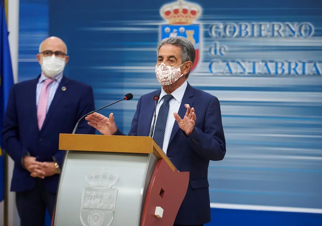 Archivo - Imagen de archivo. El consejero de Sanidad de Cantabria, Miguel Rodr&iacute;guez (i) y el presidente de Cantabria, Miguel &Aacute;ngel Revilla (d)