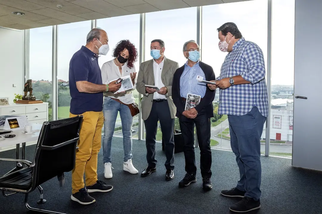 El Consejero De Industria, Turismo, Innovaci&oacute;n, Transporte Y Comercio, Javier L&oacute;pez Marcano, Recibe Al Autor De Un Libro Sobre Barranquismo.