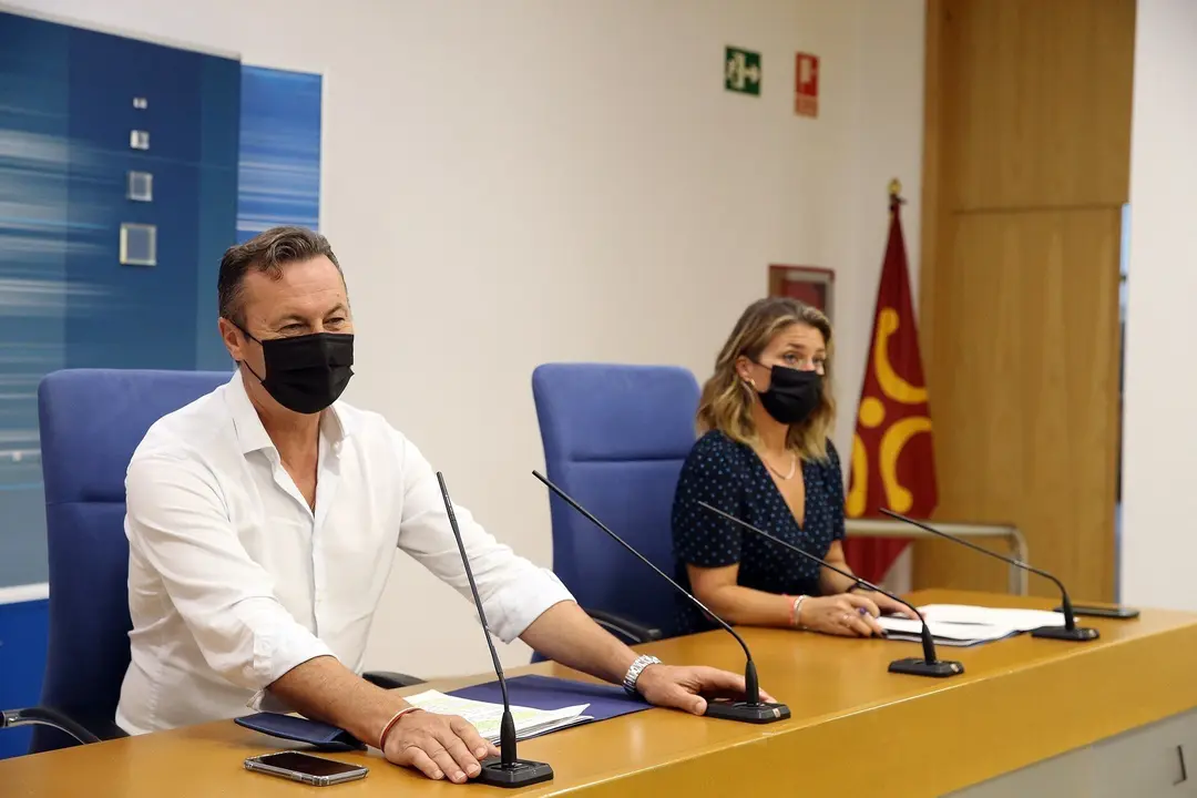 El consejero de Desarrollo Rural, Ganader&iacute;a, Pesca, Alimentaci&oacute;n y Medio Ambiente, Guillermo Blanco, acompa&ntilde;ado por la directora general de Pesca y Alimentaci&oacute;n, Marta L&oacute;pez, en la rueda de prensa