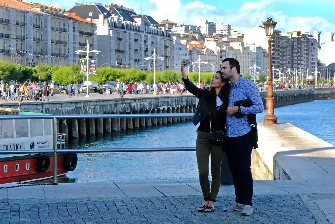 Archivo - Turistas en Santander