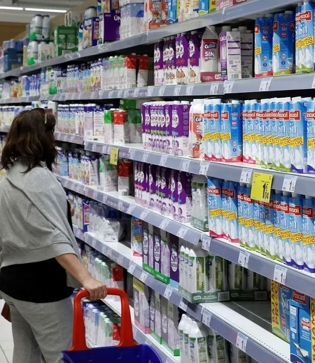 Archivo - Leche en los supermercados