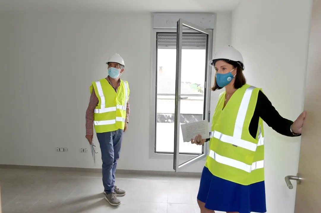 Archivo - Visita de la alcaldesa y el concejal de Vivienda a las VPO de San Rom&aacute;n