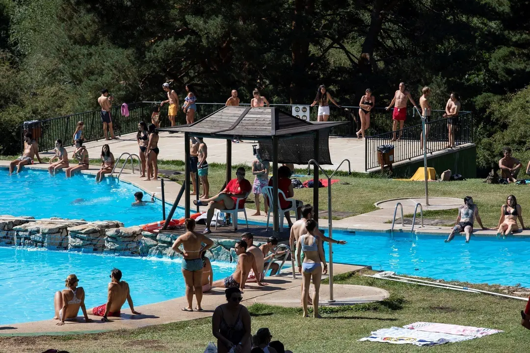 Varias personas disfrutan de un d&iacute;a de ocio en las piscinas de Las Berceas, a 21 de agosto de 2021, en Cercedilla, Madrid, (Espa&ntilde;a).