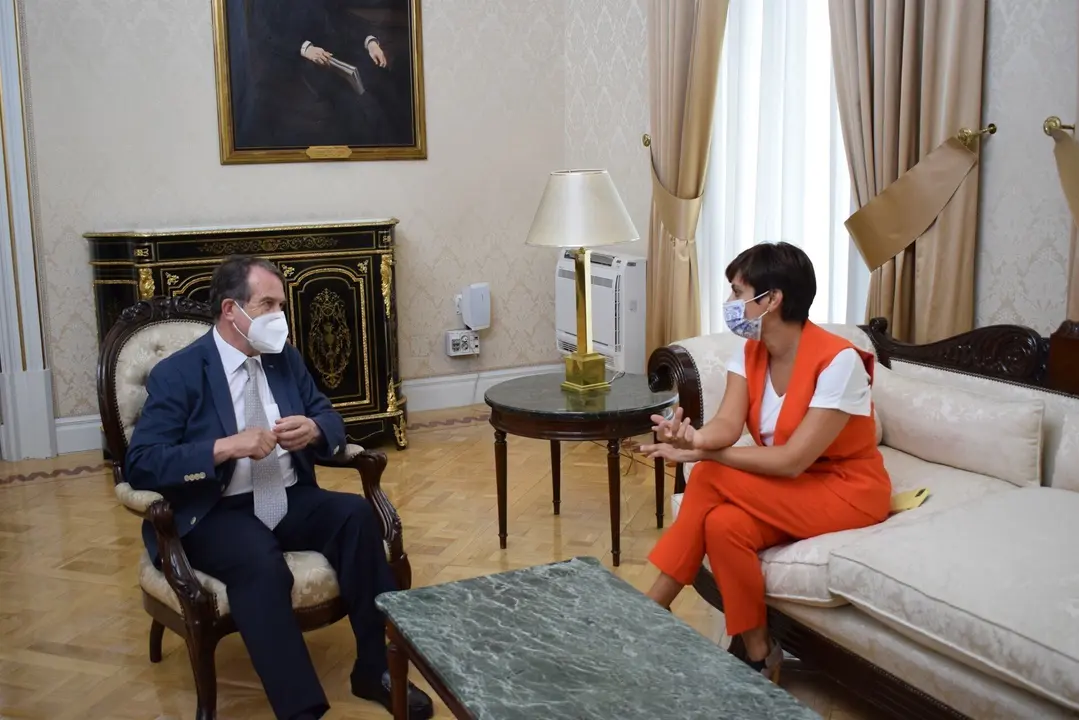 El presidente de la Federaci&oacute;n Espa&ntilde;ola de Municipios y Provincias (FEMP), Abel Caballero, y la ministra de Pol&iacute;tica Territorial y Funci&oacute;n P&uacute;blica, Isabel Rodr&iacute;guez.